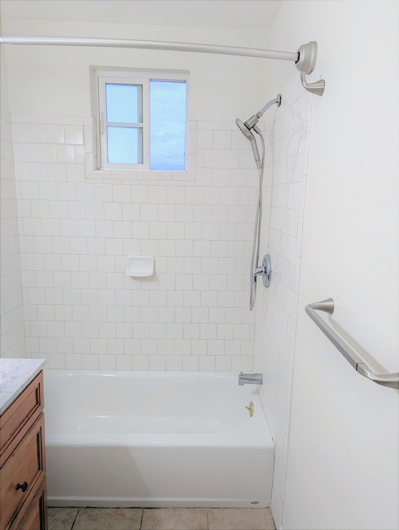 Shower/Tub - 210 S Bushnell Ave