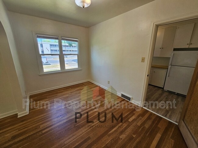Building Photo - 407 S 5th St E