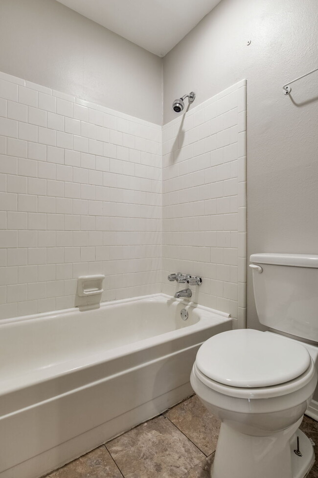 Building Photo - Desirable townhouse centerally located.