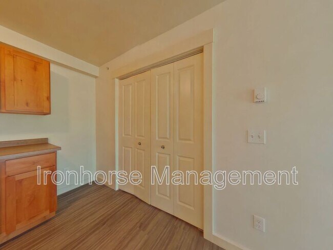 Building Photo - 807 W Villard St