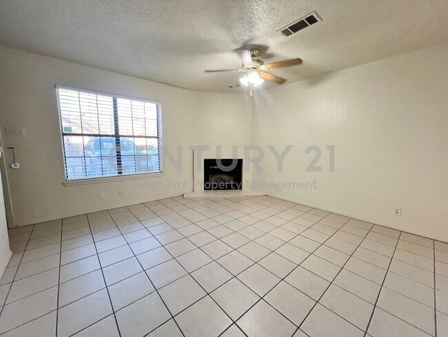 Building Photo - 929 W Hickory St