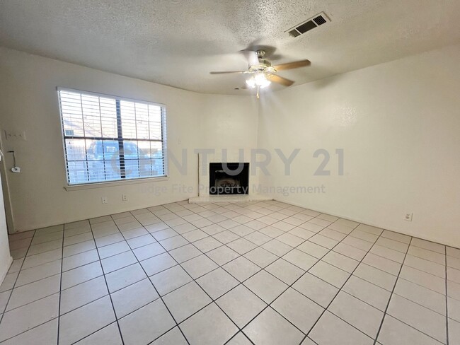 Building Photo - Great 2-Story 2/2.5 Condo Close to UNT For Rent!