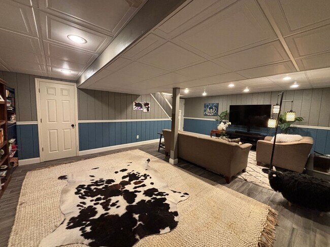 Building Photo - Beautiful 4 Bedroom Home In Mt. Lebanon!