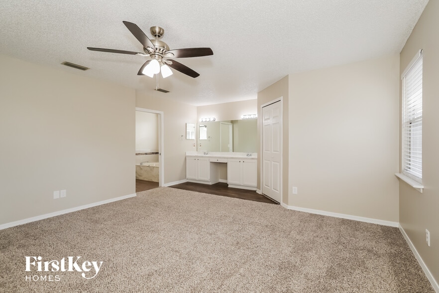 Building Photo - 8726 Bandera Cir S