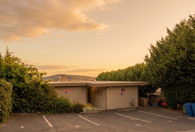 Building Photo - Queen Anne 1-Bedroom Apartment for Rent |  Pet Friendly & On-Site Laundry in Quiet 4-Unit Building