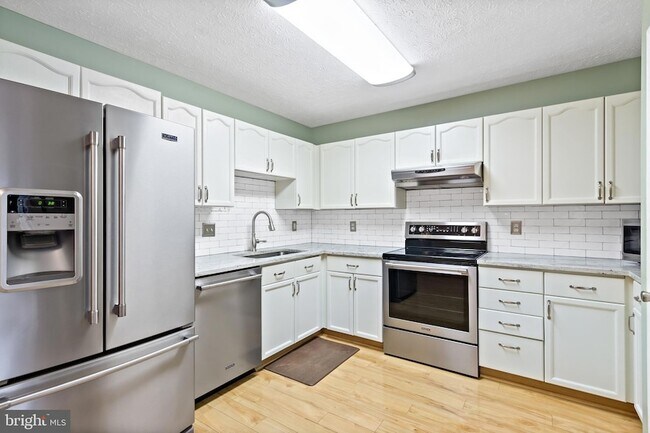 Building Photo - 520 Buckstone Garth
