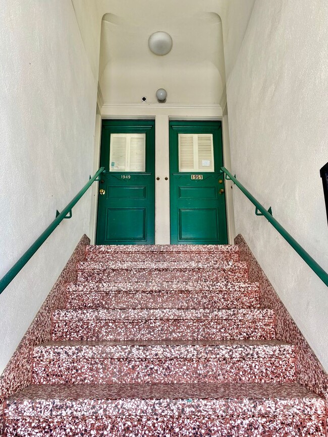 Building Photo - Prime Cow Hollow Location with Parking, Pr...