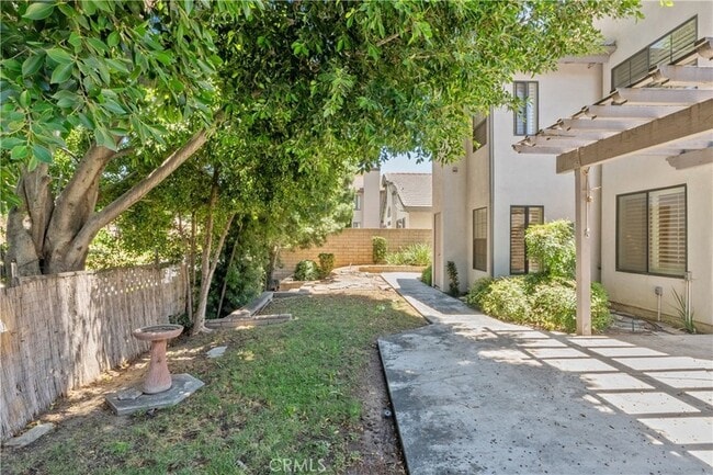 Building Photo - 2655 Victoria Park Dr