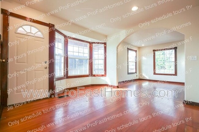 Building Photo - 3232 N Michigan Ave