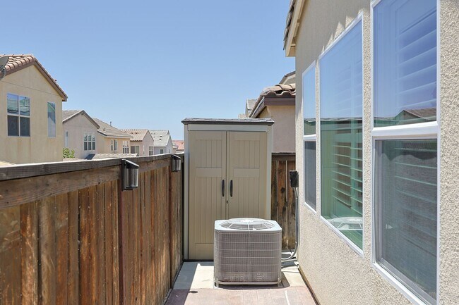 Building Photo - Gorgeous 4 Bedroom and 3 Bath Home in Chula vista/Otay Ranch Area
