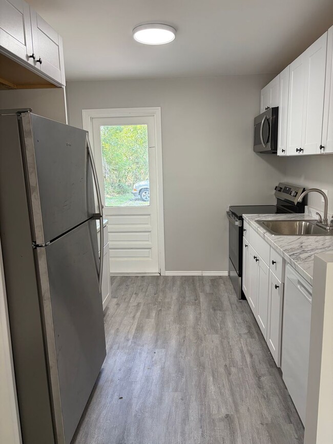 Building Photo - Newly Renovated 2 Bedroom Duplex in Maitland Available Now! Modern Finishes!