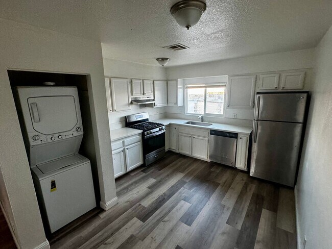 Building Photo - 3 BEDROOM 2 BATH, UPSTAIRS UNIT, NO CAPRET...