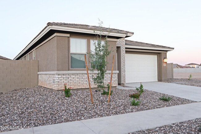 Building Photo - 976 W Finch Dr