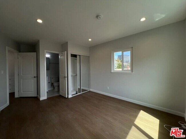 Building Photo - 903 S Barrington Ave