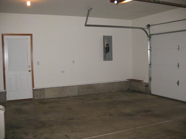 Building Photo - Beautiful 3 Bedroom 2 Bath Located in SW Corvallis!