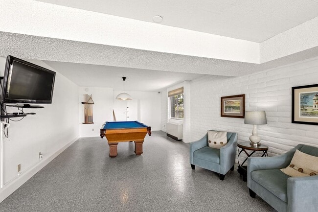 Building Photo - 2 Bedroom 2 Bath Top Floor Corner Unit  wi...