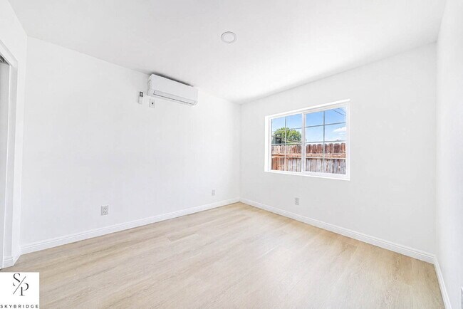 Building Photo - "Cozy 1-Bedroom Gem in Los Angeles – Your Perfect Urban Retreat!"