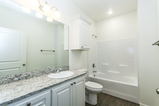 Building Photo - Beautiful Townhome