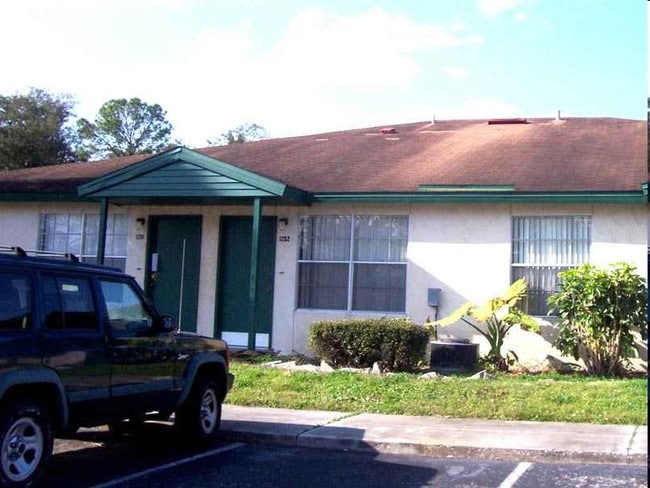 Building Photo - Holly Point Apartments