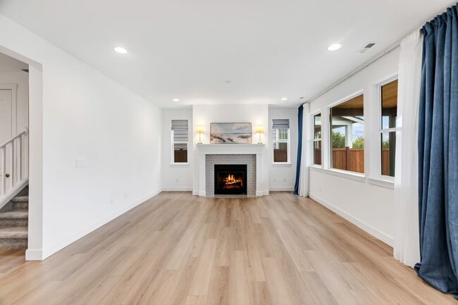 Building Photo - Spacious Two-Story in Port Orchard