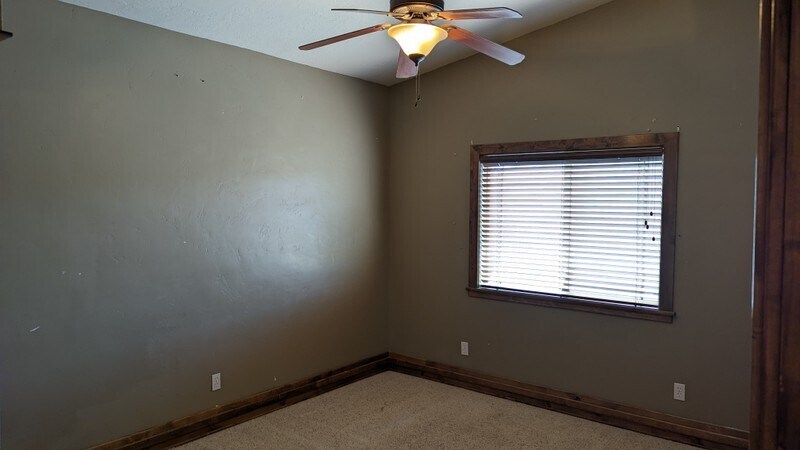 Building Photo - 695 Crystal Dr