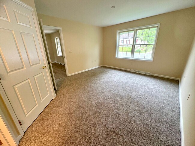 Building Photo - 3 Bedroom 2.5 Bathroom Home Available in Elizabethtown!