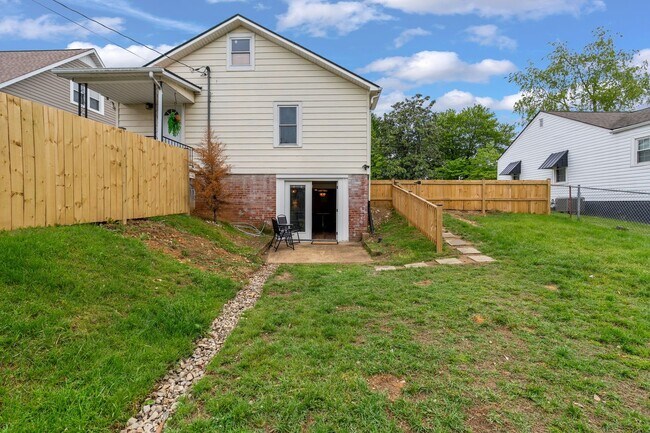 Building Photo - 142 E Park Dr