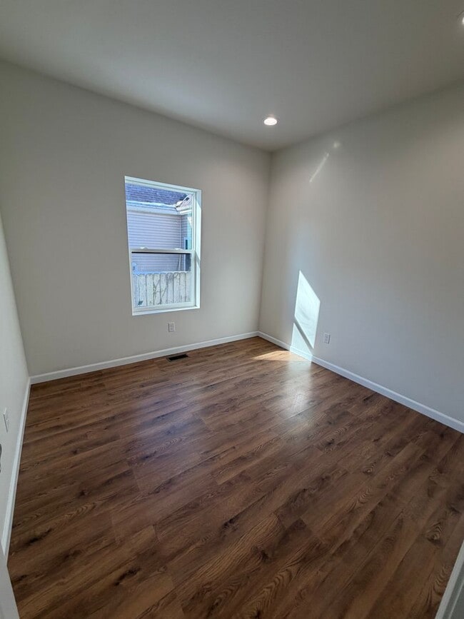 Building Photo - 3 Bedroom | 2 Bathroom | 1 Car Garage | Springfield MO!