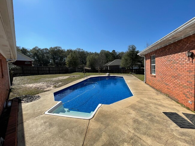 Building Photo - Oak Lake Estates - Pool w/Pool Care Included!