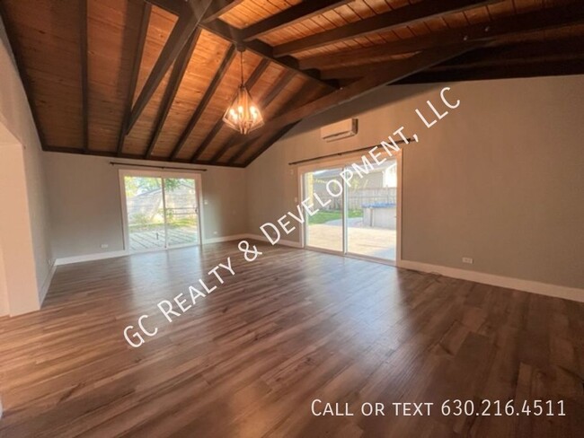 Building Photo - ***STUNNING 3-BEDROOM RANCH / VAULTED CEIL...