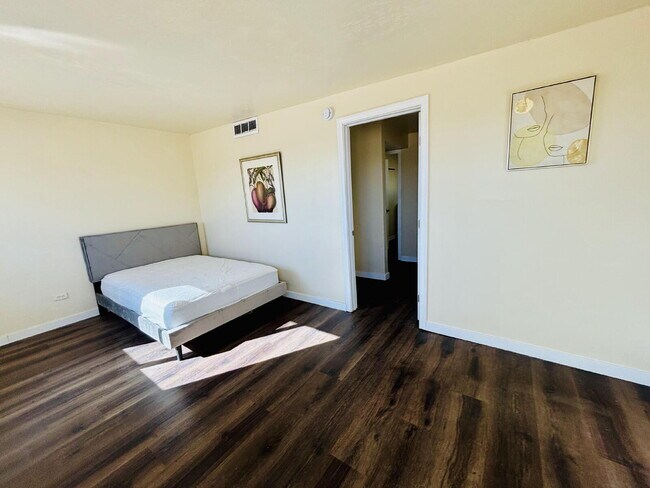 Building Photo - 4 bedrooms, 2 kitchens, 2.5 bathrooms, lau...