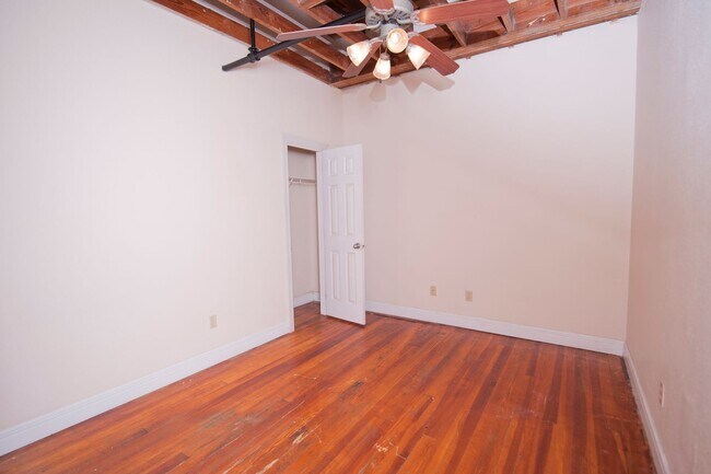 Building Photo - Market Olive 204