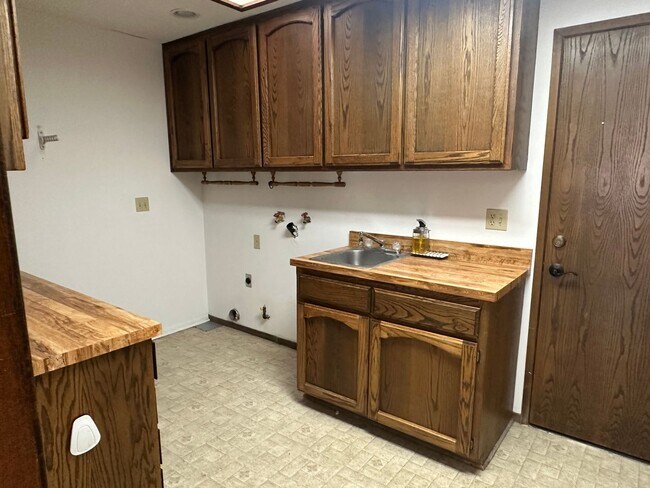 Building Photo - Bear Valley 3+4 with over 4 acres! MUST SEE!