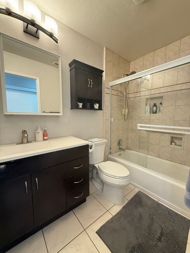 Building Photo - Spacious 4 bedroom condo backs to Westwood...
