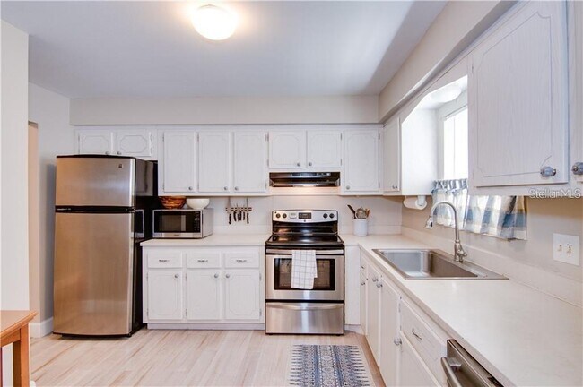 Building Photo - 1706 Belleair Forest Dr