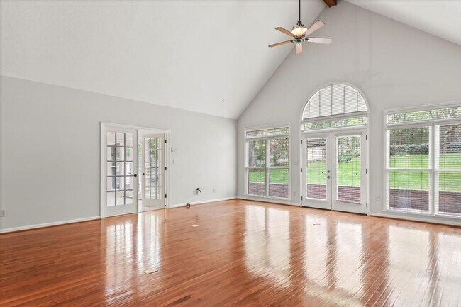 Building Photo - Stunning 3 bed 2.5 bath home in Cove Creek subdivision!