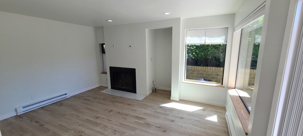 Building Photo - 5642 California Ave SW