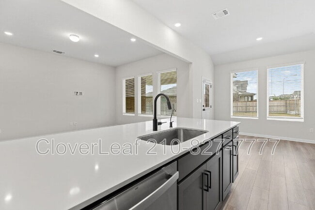 Building Photo - 200 Swinging H Ln