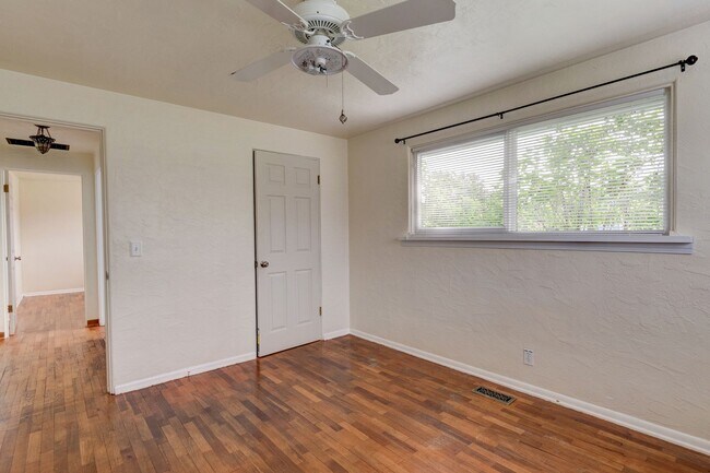 Building Photo - 2 Bedroom Pet Friendly Rambler in Town
