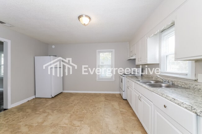 Building Photo - 319 S Hocker Ave