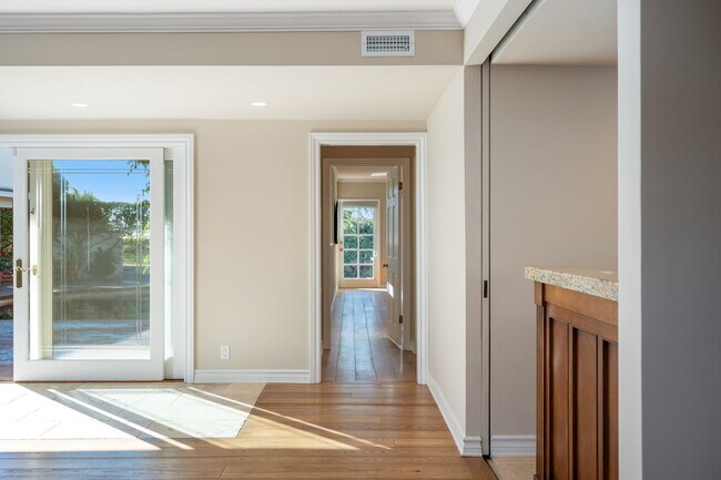 Building Photo - 14972 Camarosa Dr
