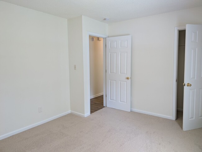 Building Photo - Move In ready Ranch style home located in ...