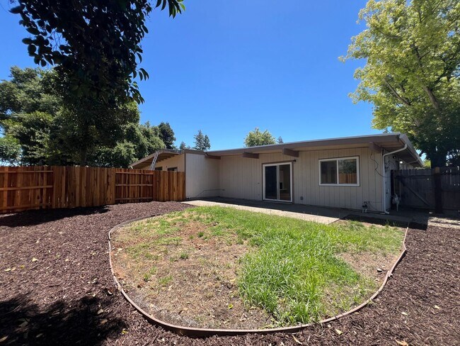 Building Photo - Spacious 3 Bed 2 Bath Home