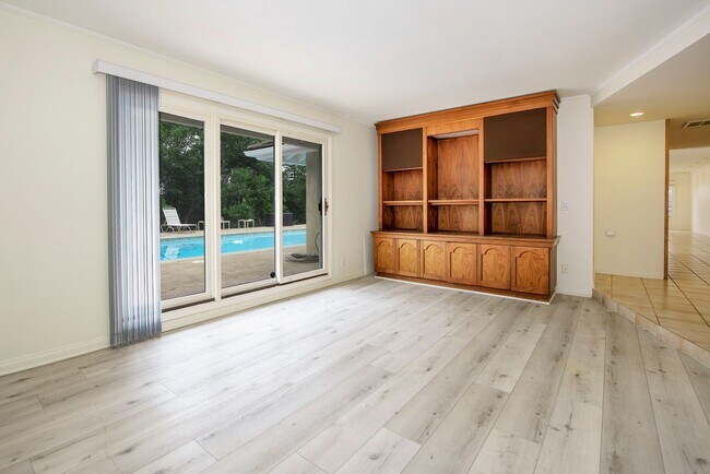 Building Photo - Spacious Single-level Home with a Pool!