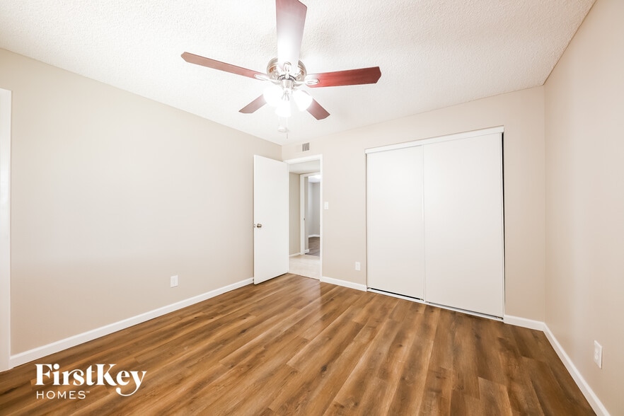 Building Photo - 9914 N 73rd Ave