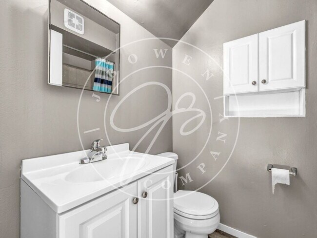 Building Photo - 3-Bedroom 1 1/2 Bathroom home in West Toledo with Hardwood Floors!