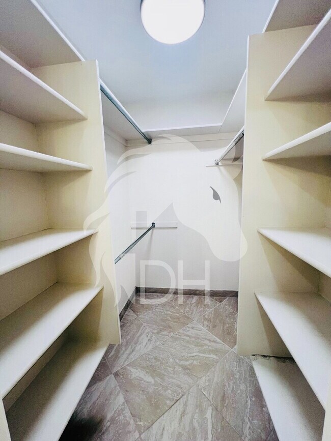 Building Photo - 414 Deer Run