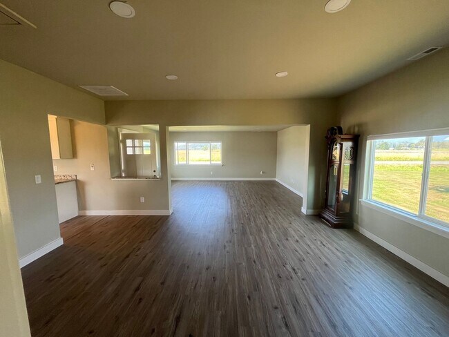 Building Photo - Large 2 bed 1 bath house in the country