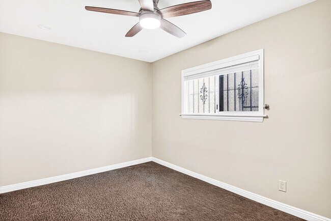 Building Photo - 1427 W Parade St