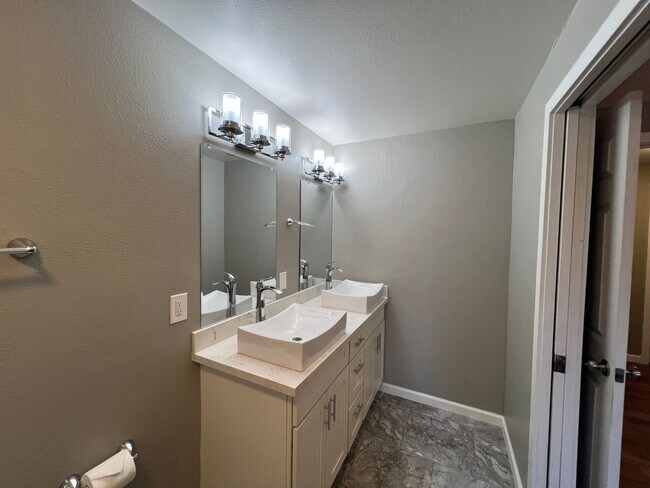 Building Photo - 3 Bedroom 2.5 Bath in Desirable Renton Fairwood Greens